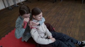 Взаимопомощь. Наложение жгута на руку сидя, раненый сидит