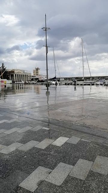 В Ялте дождь.