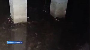 Воды по колено: жители дома в Анжеро-Судженске жалуются на затопленный подвал