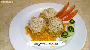 Тефтели ёжики из фарша с рисом на сковороде.