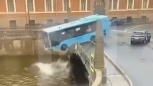 в Питере автобус упал в реку Посожиром