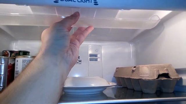 Как заменить лампу в холодильнике. Как снять плафон. Hotpoint Ariston