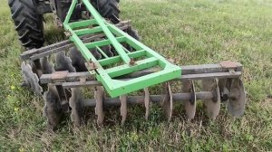 Дискую стерню ячменю трактором ЮМЗ. Дискова борона Bomet.