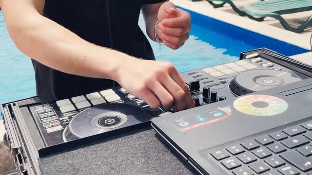 DJ JOHN MIXES @VILA GIULIA смотреть онлайн