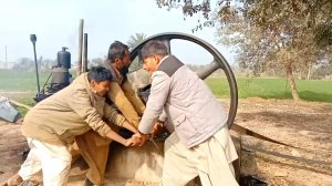 Пакистанцы втроем запускают ДИЗЕЛЬ 1938 года для хозяйственных нужд