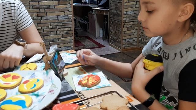 Глебка - самый главный пряничный дизайнер....