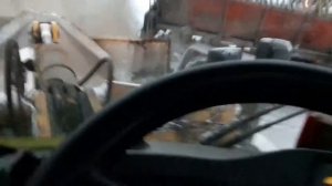 LIEBHERR 580 погрузка посыпалочной машины.