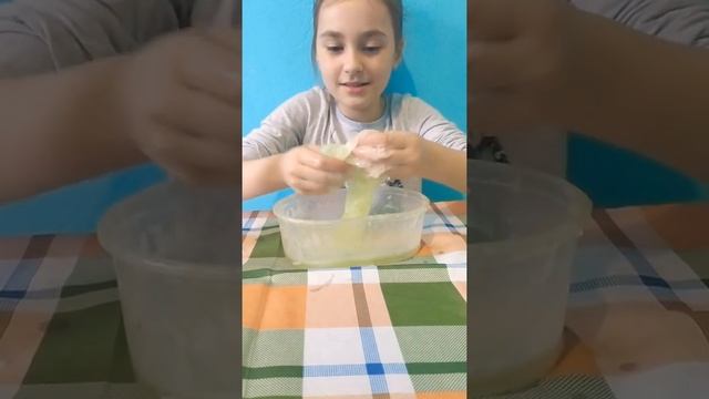 Готовим прозрачный слайм с блёстками смотреть онлайн