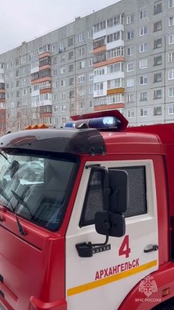 🚒 Сотрудники МЧС России провели пожарно-тактическое занятие на здании Федеральной налоговой службы.