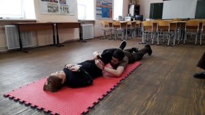 Взаимопомощь. Наложение жгута на ногу лёжа, раненый лежит на спине