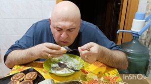 Мукбанг. Окрошка, шпроты, оладьи с шоколадным сиропом и морс. РПЛ вернулась, "Ростов" неплох.