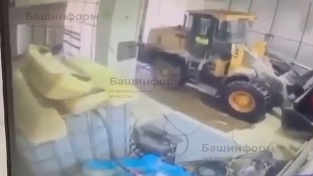 На уфимской автомойке фронтальный автопогрузчик ковшом отрубил девушке ноги.Водитель заявил...