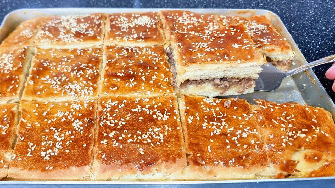 Приготовьте вкусный, слоеный пирог с мясом, без каких-либо проблем