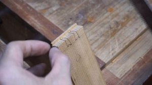 Столярные соединения: соединение на "глухой ласточкин хвост" обвязки (фартука) стола