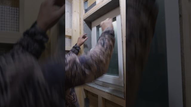 Треснула плитка возле окна в санузле? И такое бывает! Спойлер: главное, всегда помнить про усадку!