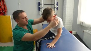 Упражнение для развития позной устойчивости и постурального контроля в положении сидя