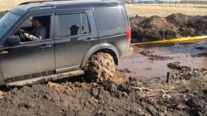 Ленд Ровер Дискавери vs Трактор или как джип повяз в грязи