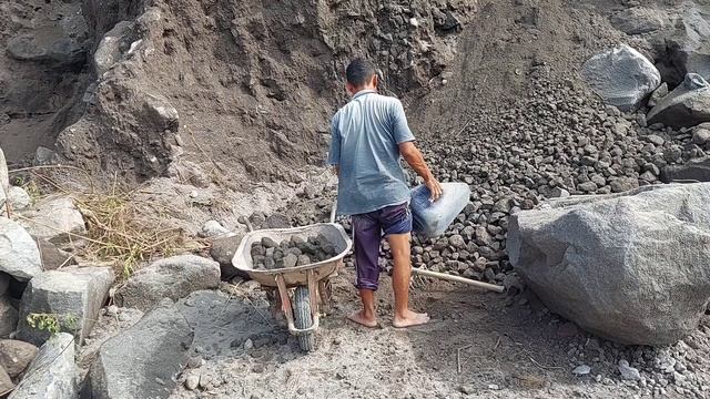 Строительство, один день в карьере сбор песка, добыча камня со стен карьера