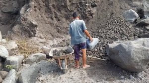 Строительство, один день в карьере сбор песка, добыча камня со стен карьера