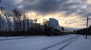 Паровоз П36-0147 с пригородным поездом