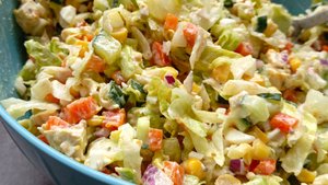 Легкий салат с курицей и овощами для комфортного похудения