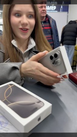 Распаковка яркого iPhone 16