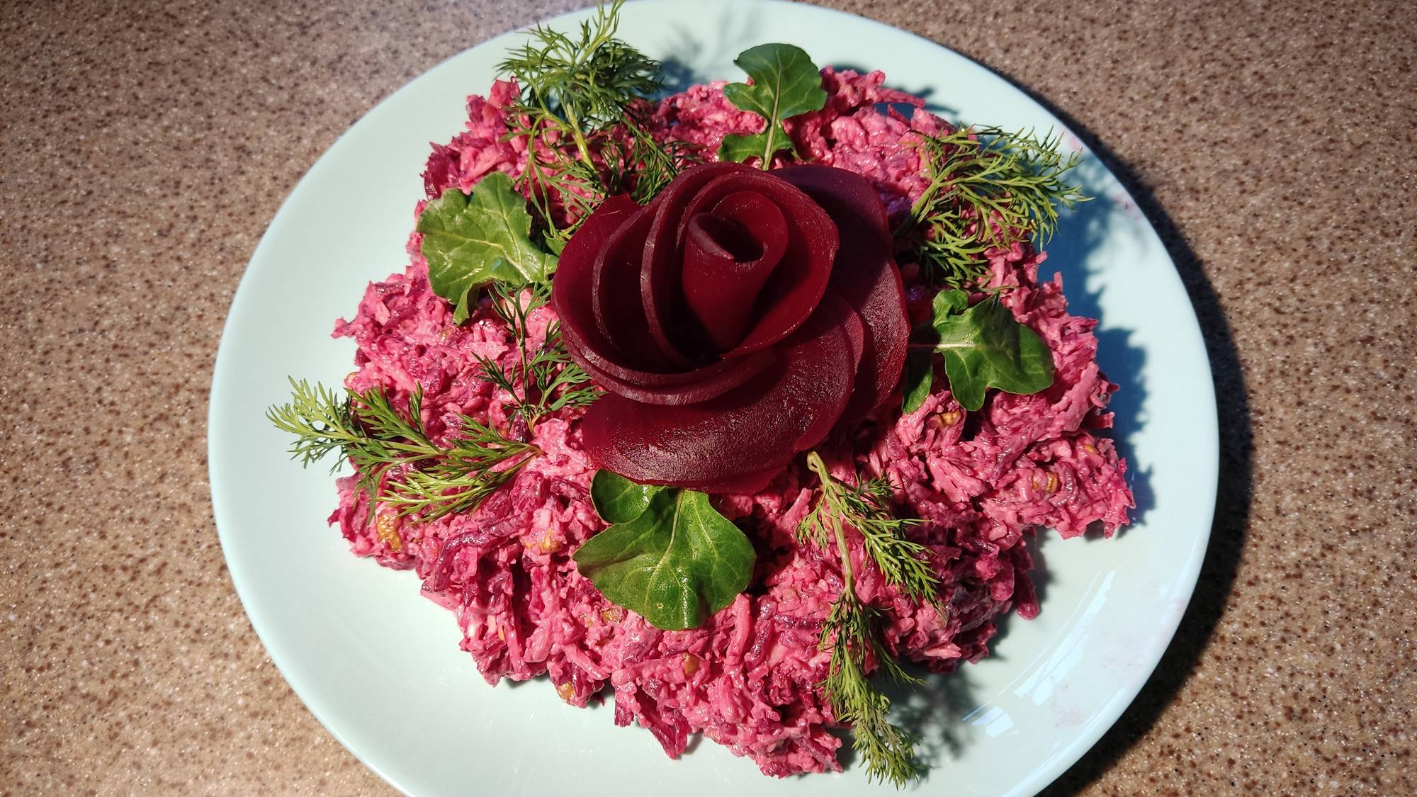 Вкусный салат из вареной свеклы с чесноком, сыром и орехами. Салат из варёной свёклы вкусный рецепт.