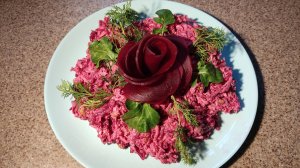 Вкусный салат из вареной свеклы с чесноком, сыром и орехами. Салат из варёной свёклы вкусный рецепт.
