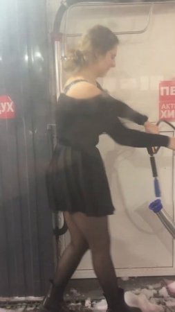 Самая очаровательная мойщица авто