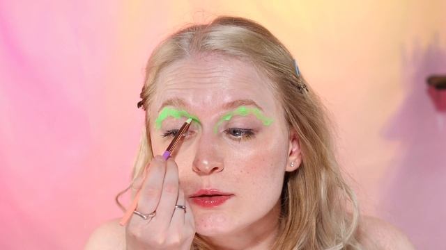 Vibrant Neon Aqua Liner and Watercolor Technique in Makeup | EDITORIAL MAKEUP смотреть онлайн