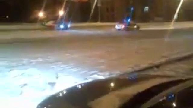 Two Russian Guys Taunt Police By Drifting Around Squad Car смотреть онлайн