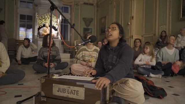 Surabhi Kunja - 02/04/2022 - Radhadesh Evening Kirtans смотреть онлайн