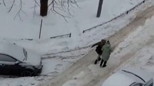Девочка упала у дома, ребята смотрели, но не помогли.