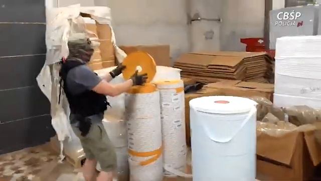 В Польше на подпольном производстве сигарет задержали 12 украинцев смотреть онлайн
