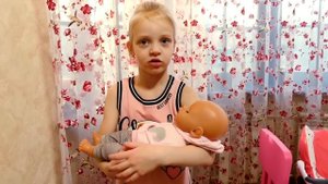 Видео для детей: кормим Беби Бон, как мама. Детское шоу беби А.