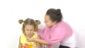 Самое смешное  видео для детей   Настя и Ксюша!  С кем оставить ребенка  Помоги ребенку