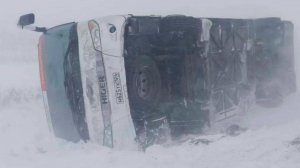 Автобус съехал в кювет из-за сильного бокового ветра с пятидесятью пассажирами в Оренбуржье