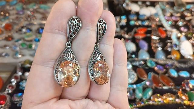 Распродажа серег с камнем действует 3 дня.
