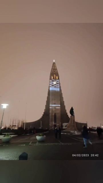 Winter light festival in Reykjavik #Hallgrímskirkja #church #decoration #iceland #random смотреть онлайн