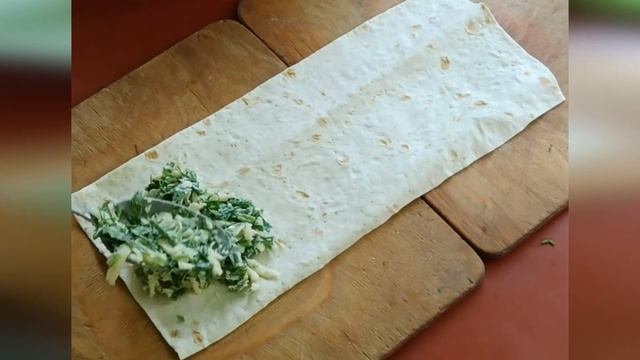 Лаваш с сыром сулугуни и зеленью на мангале. Конвертики треугольники из лаваша. Закуски на мангале. смотреть онлайн