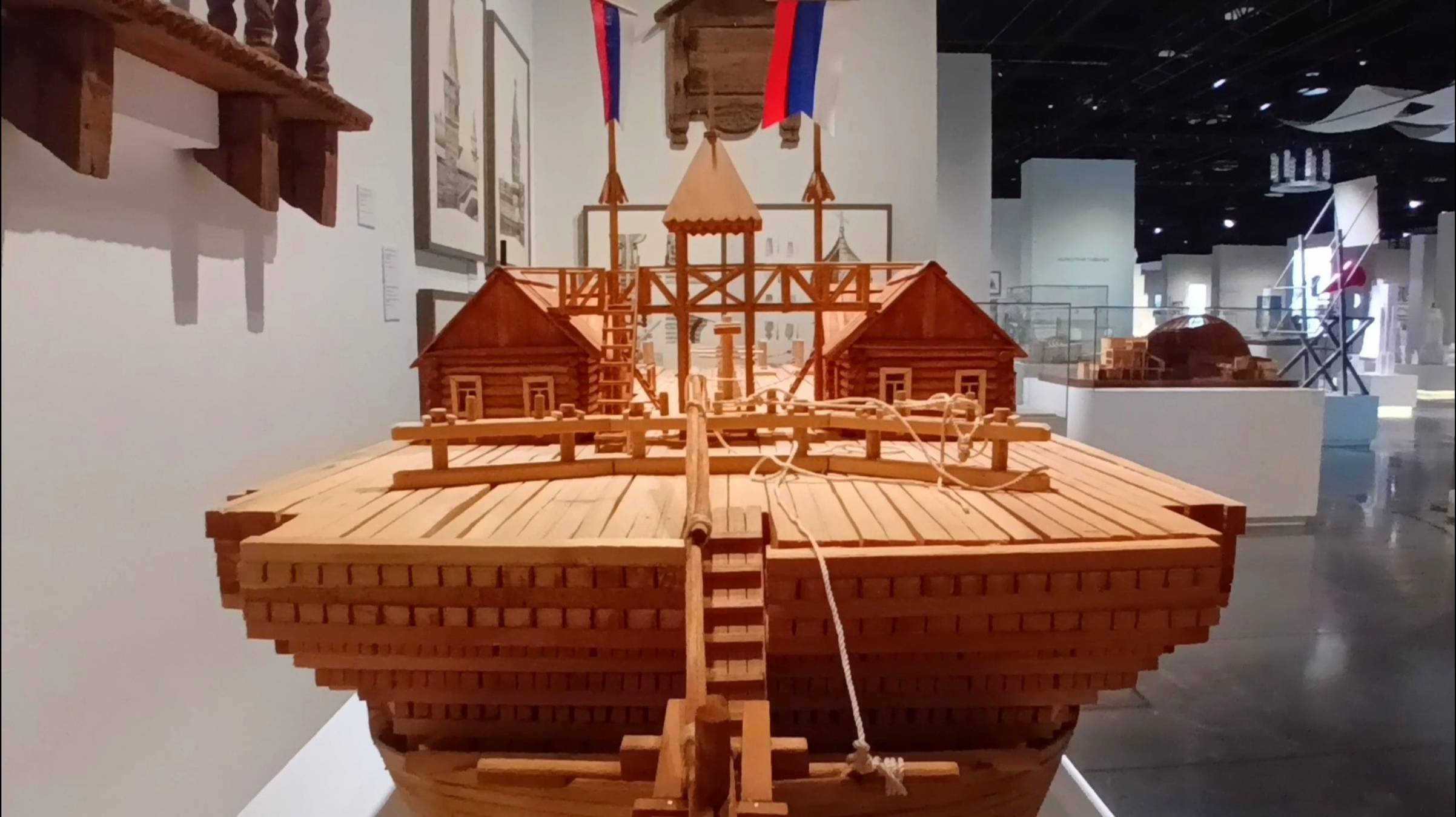 По выставке РОЖДЕНИЕ МАСШТАБА (незадолго до официального открытия)...