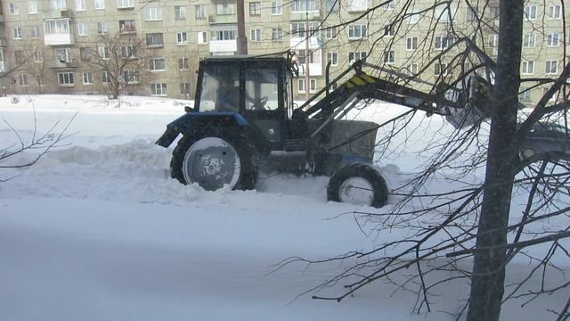 Краснотурьинск - чистка тротуара (20.03.2016) смотреть онлайн