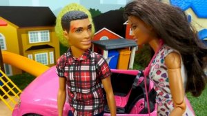 Видео про куклы. Игры в дочки матери. Куклы Барби и Штеффи на улице - авария! Игры в больницу