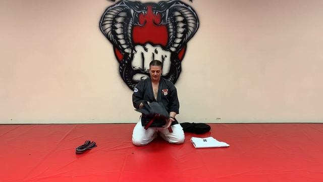 How to Fold Your Karate / Jiu Jitsu Gi (uniform) and Belt смотреть онлайн