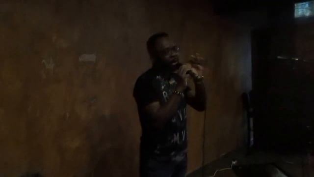 поет группа - "Swarovski Band" смотреть онлайн