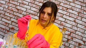 Барби проснулась огромной! Что с ней?  Устраиваем свидание — Игры в куклы Барби для девочек