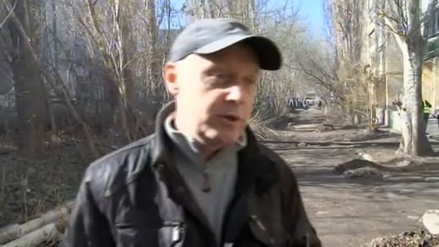 В Саратове прошел очередной субботник Горожанам в уборке помогала спецтехника смотреть онлайн