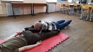 Взаимопомощь. Наложение жгута на ногу лёжа, раненый лежит на животе