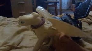 Это мои фигурки Беззубик и дневная фурия маленький. Беззубик