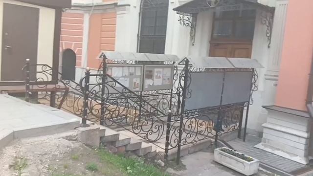 Прогулки по Москве. Храм Петра и Павла на Басманной. Красивая лестница, которой 300 лет